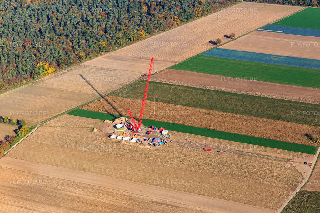 Luftbild: Baustelle am Windradfundamit mit Krahn im Windpark Hatzenbühl in Hatzenbühl im Bundesland Rheinland-Pfalz in Deutschland. Foto: IMG_095348.jpg vom 30.10.2016 durch Werner Riehm/FLY-FOTO.de