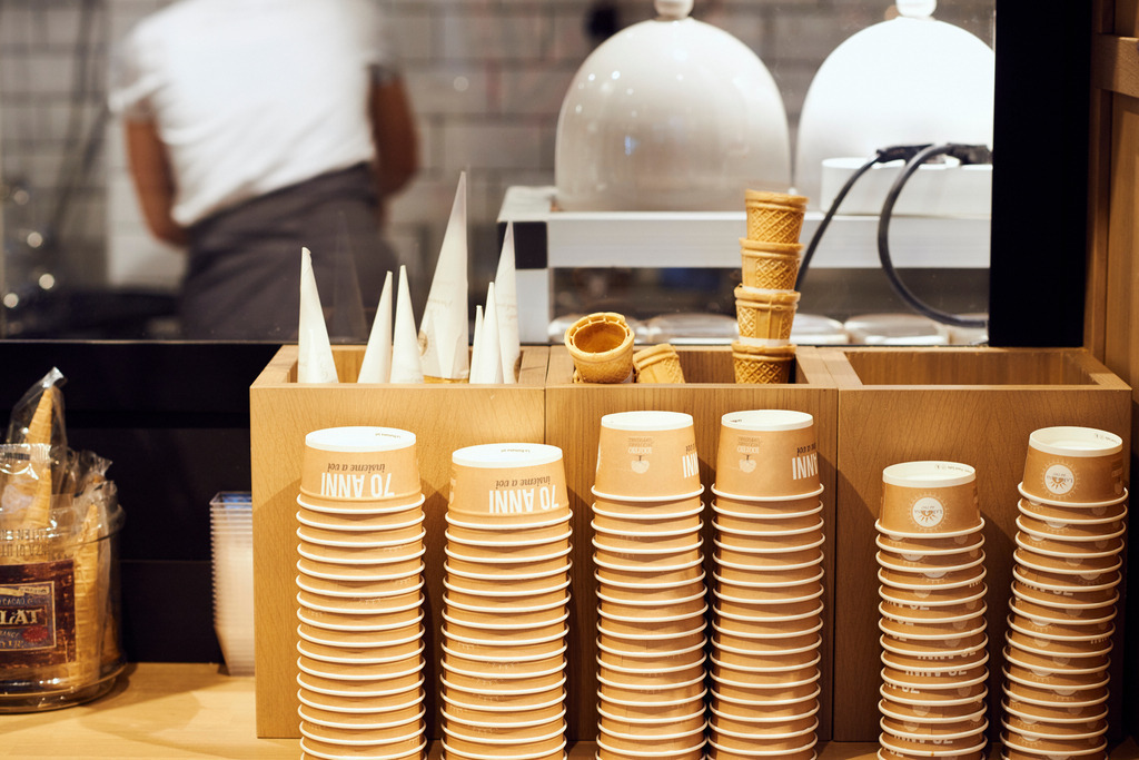 Gelateria la Romana | Wien, Austria - December 21, 2017: Gelateria la Romana; diverse Eisbecher und Eiswaffel vor dem Küchenfenster. - Realisiert mit Pictrs.com