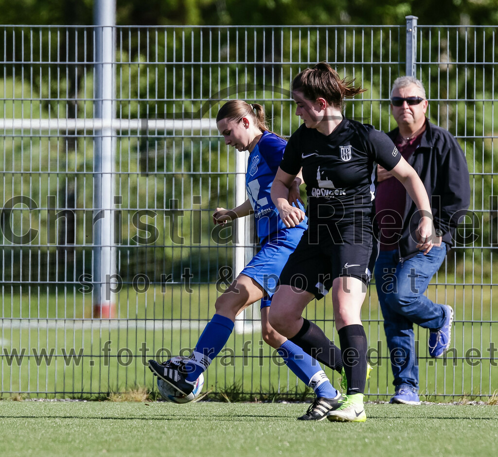 2023-10-21_079_FC_Langengeisling_gegen_TSV_Eching | Erding, Deutschland, 21.10.2023:
Fußball, Bezirksoberliga 2023 / 2024, 8. Spieltag, FC Langengeisling gegen TSV Eching, Endergebnis: 0:0

Alisha van Horten (FC Langengeisling, #11), Paula Theis (TSV Eching, #10)

Foto: Christian Riedel / fotografie-riedel.net