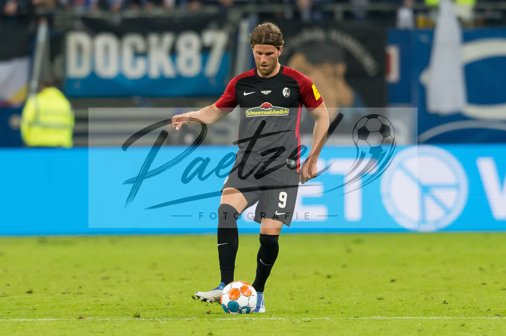 HSVSCF20220419_226 | Fussball, Herren: Lucas Hoeler (SC Freiburg) in Aktion, am Ball, Einzelaktion beim DFB-Pokal-Halbfinalspiel zwischen Hamburger SV und SC Freiburg im Volksparkstadion am 19.04.2022 in Hamburg, Deutschland.DFB / DFL REGULATIONS PROHIBIT ANY USE OF PHOTOGRAPHS AS IMAGE SEQUENCES AND/OR QUASI-VIDEO. - Realisiert mit Pictrs.com