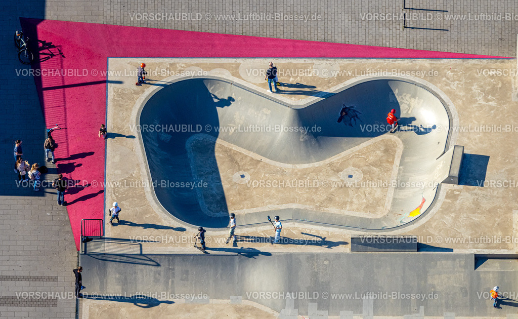 Selm250404863 | Luftbild, Campusplatz Nord mit Bodenbemalung und Skatepark, Selm, Münsterland, Nordrhein-Westfalen, Deutschland