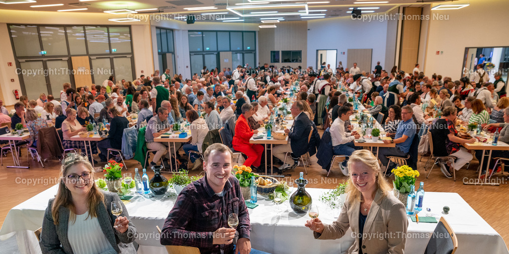 DSC_4077 | Bensheim, Bürgerhaus, Winzerfest, Gebietsweinprobe am Podium führten Gebietsweinkönigin Stefanie Kippenhan, Sebastian Jäger und Charlotte Freiberger durch die 16 Weinproben,  mit Weinkönigin ,, Bild: Thomas Neu
