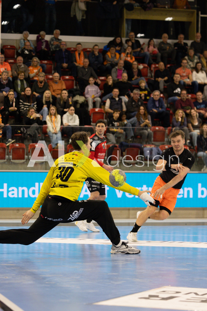 Handballen I Herren I Saison 2025-2026 I Quickline Handball League 2026 | Men I 18. Spieltag I Pfade Winterthur - Kadetten Schaffhausen I 20.12.2025 | 30 Leonard Grazioli (Pfadi Winterthur) – Torhüter I 6 Odinn Rikhardsson (Kadetten Schaffhausen) - Flügel rechts - Realisiert mit Pictrs.com