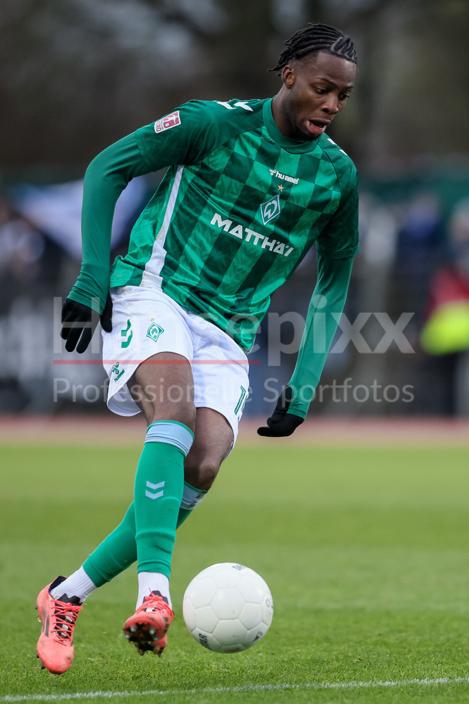 Fussball, Regionalliga Nord, SV Werder Bremen II - BSV Kickers Emden | v.li.: Joel Imasuen (SV Werder Bremen II, 15) am Ball, Freisteller, Einzelbild, Ganzkörper, Aktion, Action, Spielszene