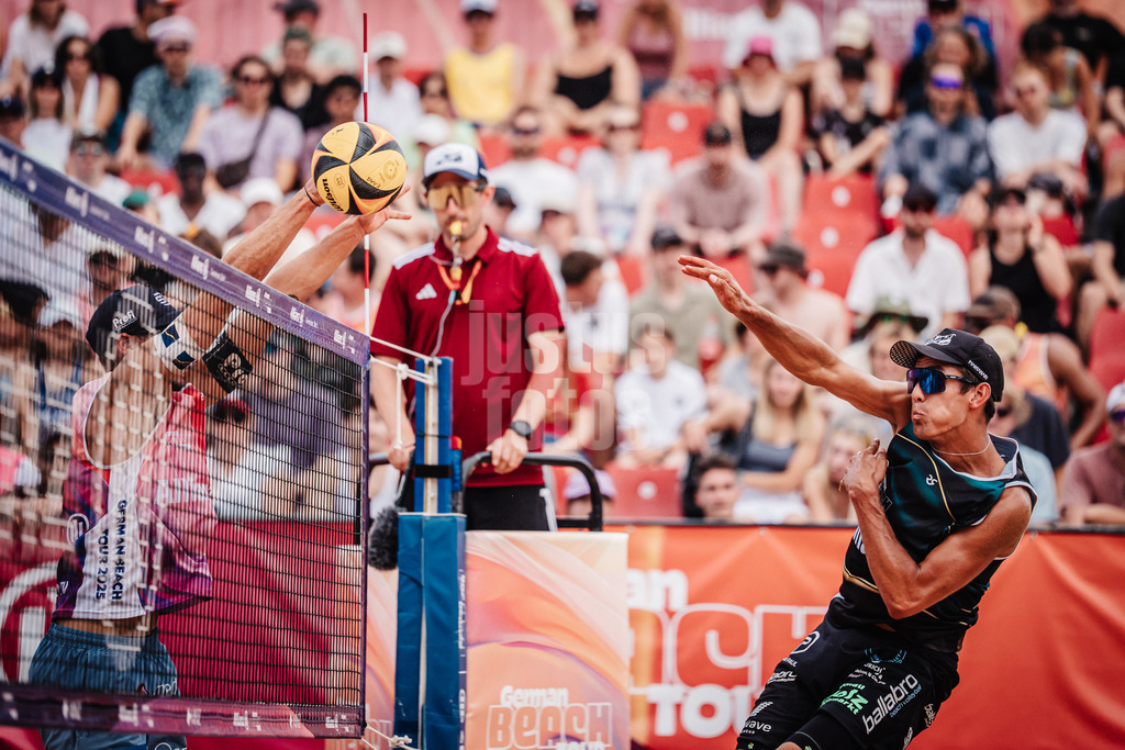 Beachvolleyball | Männer | Allianz German Beach Tour 2025 | Tourstop München | 05.07.2025 | Valentin Schneckenburger beim Angriff