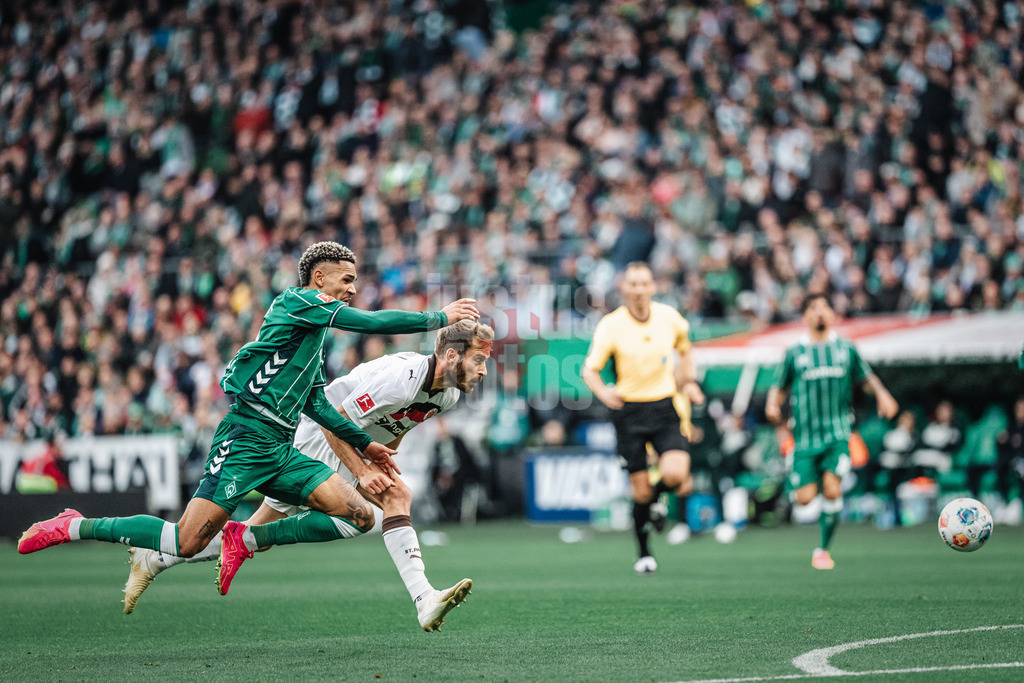 Fußball | Männer | Saison 2025/2026 | 1. Fußball-Bundesliga | 6. Spieltag | SV Werder Bremen vs. FC St. Pauli | 04.10.2025 | v.l. Justin Njinmah (#11, SV Werder Bremen) gegen Lars Ritzka (#21, FC St. Pauli)