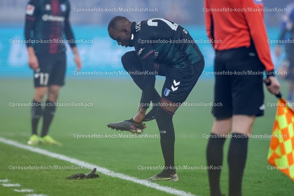 S0401022501017 | 01.02.2025, Fußball, FC Schalke 04 - 1. FC Magdeburg, 2.. Fußball Bundesliga, 20. Spieltag, Veltins-Arena Gelsenkirchen, Saison 2024 2025: Silas Gnaka (1.FC Magdeburg #25) wechselt den SchuhDFB regulations prohibit any use of photographs as image sequences and or quasi-video.
