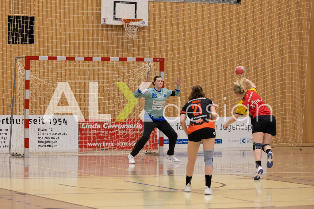 Handball I Frauen I Saison 2025-2026 I Handball Swiss Premium League 1 | Women I Round 5 I  Yellow Winterthur - GC Amicitia Zürich I 15.03.2026 | 13 Maxime Drent (NL) (Yellow Winterthur) – Rückraum mitte  //  26 Zoë Krüger (DE) (GC Amicitia Zürich) – Torhüterin - Realisiert mit Pictrs.com