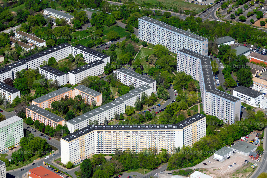 4026683 | ERFURT 07.05.2020 Hochhäuser im Wohngebiet einer industriell gefertigten Plattenbau- Siedlung Lowetscher Straße im Ortsteil Rieth in Erfurt im Bundesland Thüringen, Deutschland. // Skyscrapers in the residential area of industrially manufactured settlement Lowetscher Strasse in the district Rieth in Erfurt in the state Thuringia, Germany. Foto: Gerhard Launer