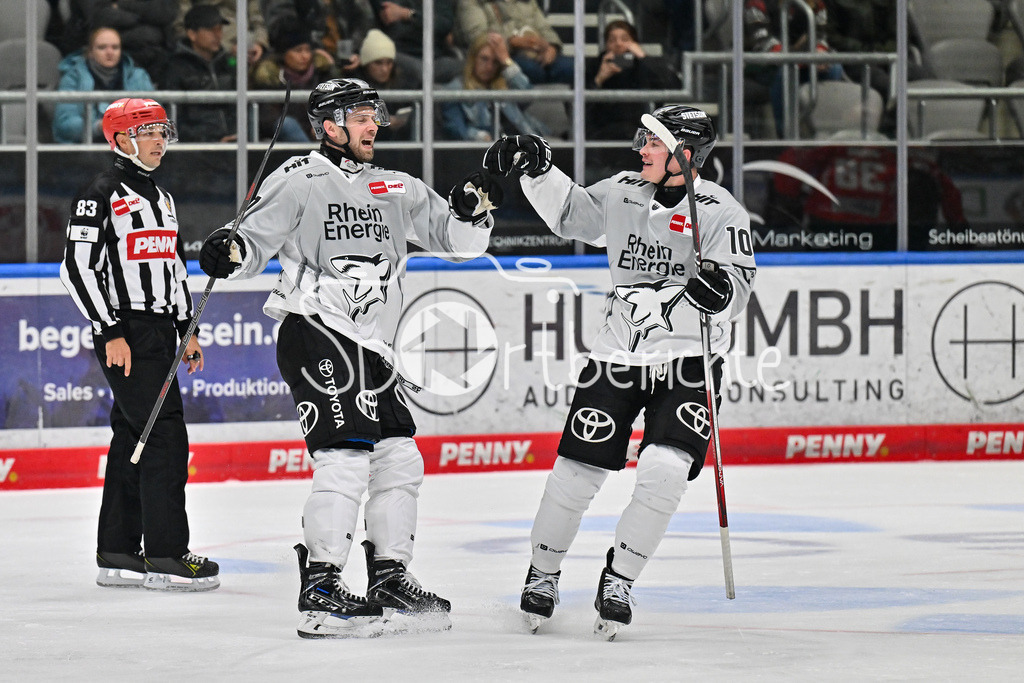 Augsburger Panther - Kölner Haie | Die Haie jubeln ueber den Treffer zum 3.6 durch Gregor MAECLEOD (Koelner Haie #89) / Freude / Happy / tor / Torschuezte / DEL: Augsburger Panther - Kölner Haie, Curt Frenzel Stadion am 29.09.2024