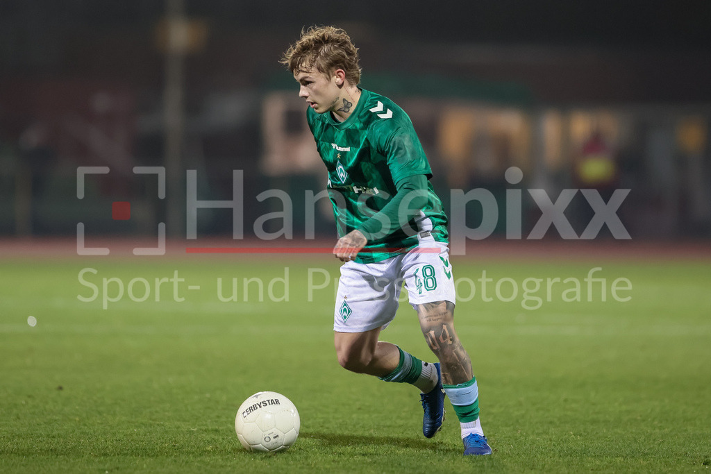 Fussball, Regionalliga Nord, SV Werder Bremen II - TSV Havelse | v.li.: Isak Hansen-Aaroen (Aaröen, SV Werder Bremen II, 48) am Ball, Freisteller, Einzelbild, Ganzkörper, Aktion, Action, Spielszene