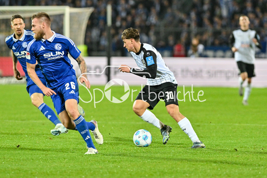 SSV Ulm 1846 Fussball - FC Schalke 04 | setzt sich gegen 2 Schalker durch - Maurice KRATTENMACHER (SSV Ulm #30) / Tomas KALAS (FC Schalke #26) / Zweikampf / 2. Bundesliga: SSV Ulm 1846 Fussball - FC Schalke 04, Donaustadion am 01.11.2024