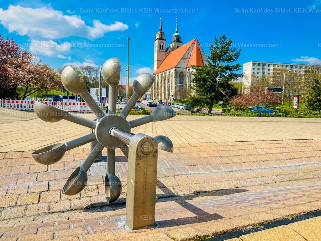 Frühling in Magdeburg - Wasserspiel an der Elbuferpromenade Petriförder-1782 | Wasserspiel und Johaniskirche Petriförder - Realisiert mit Pictrs.com