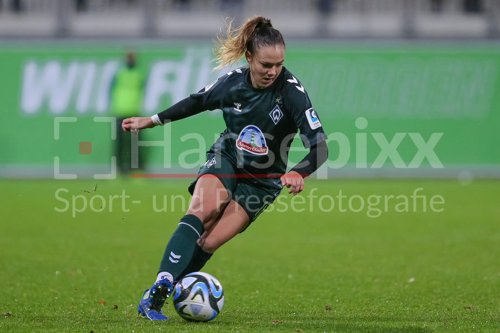Fussball, DFB-Pokal Frauen, VfL Wolfsburg - SV Werder Bremen | v.li.: Maja Sternad (SV Werder Bremen, 11) am Ball, Einzelbild, Ganzkörper, Aktion, Action, Spielszene, DIE DFB-RICHTLINIEN UNTERSAGEN JEGLICHE NUTZUNG VON FOTOS ALS SEQUENZBILDER UND/ODER VIDEOÄHNLICHE FOTOSTRECKEN. DFB REGULATIONS PROHIBIT ANY USE OF PHOTOGRAPHS AS IMAGE SEQUENCES AND/OR QUASI-VIDEO.