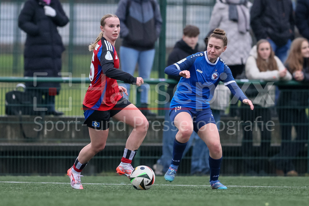Fussball, Testspiel Frauen, Hamburger SV - 1. FFC Turbine Potsdam | v.li.: Jonna Wrede (Hamburger SV, 26) und Alisa Grincenco (1. FFC Turbine Potsdam, 19) im Zweikampf, Duell, Dynamik, Aktion, Action, Spielszene