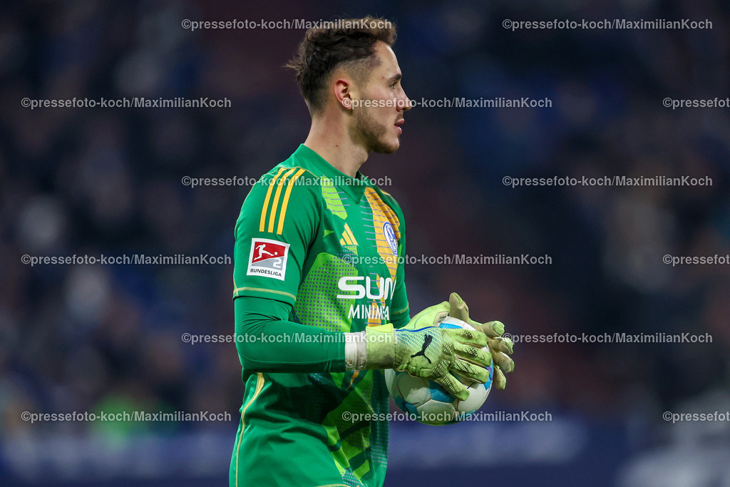 Schalke29112401091 | 29.11.2024, Fußball, FC Schalke 04 - 1. FC Kaiserslautern, 2. Fußball Bundesliga, Veltins-Arena Gelsenkirchen, Saison 2024 2025: Torwart Justin Heekeren (S04 #28)DFB regulations prohibit any use of photographs as image sequences and or quasi-video.