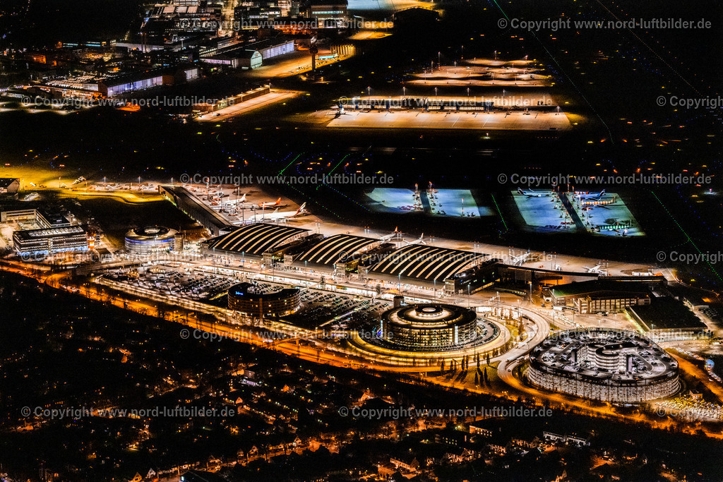 Hamburg_Fuhlsbüttel_Flughafen_Terminal_Nachtaufnahme_ELS_7829060325 | HAMBURG 06.03.2025 Nacht- Lichter und Beleuchtung Abfertigungs- Gebäude und Terminals auf dem Gelände des Flughafen " Hamburg Airport Helmut Schmidt "(ICAO-Code EDDH)im Ortsteil Fuhlsbüttel in Hamburg, Deutschland. Weiterführende Informationen bei: Drees &amp; Sommer SE,  Flughafen Hamburg GmbH,  IDEA Architekten GbR,  Weber Poll Ingenieurbüro für Bauwesen GbR,  gmp International GmbH. // Night lighting dispatch building and terminals on the premises of the airport " Hamburg Airport Helmut Schmidt "(ICAO-Code EDDH) in the district Fuhlsbuettel in Hamburg, Germany. Further information at: Drees &amp; Sommer SE,  Flughafen Hamburg GmbH,  IDEA Architekten GbR,  Weber Poll Ingenieurbuero fuer Bauwesen GbR,  gmp International GmbH. Foto: Martin Elsen