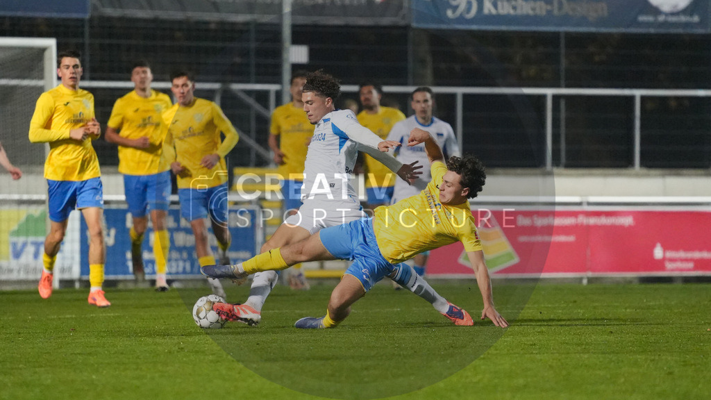 Fußball, Herren, Saison 2025/2026, Regionalliga Nordost, 15. Spieltag, FSV 63 Luckenwalde vs. Hertha BSC II, Freitag 07.11.2025, Werner-Seelenbinder-Stadion Luckenwalde, | Fußball, Herren, Saison 2025/2026, Regionalliga Nordost, 15. Spieltag, FSV 63 Luckenwalde vs. Hertha BSC II, Freitag 07.11.2025, Werner-Seelenbinder-Stadion Luckenwalde, Im Bild: Selim Telib (l. Hertha) und Max Hathaway (r. Luckenwalde) - Realisiert mit Pictrs.com