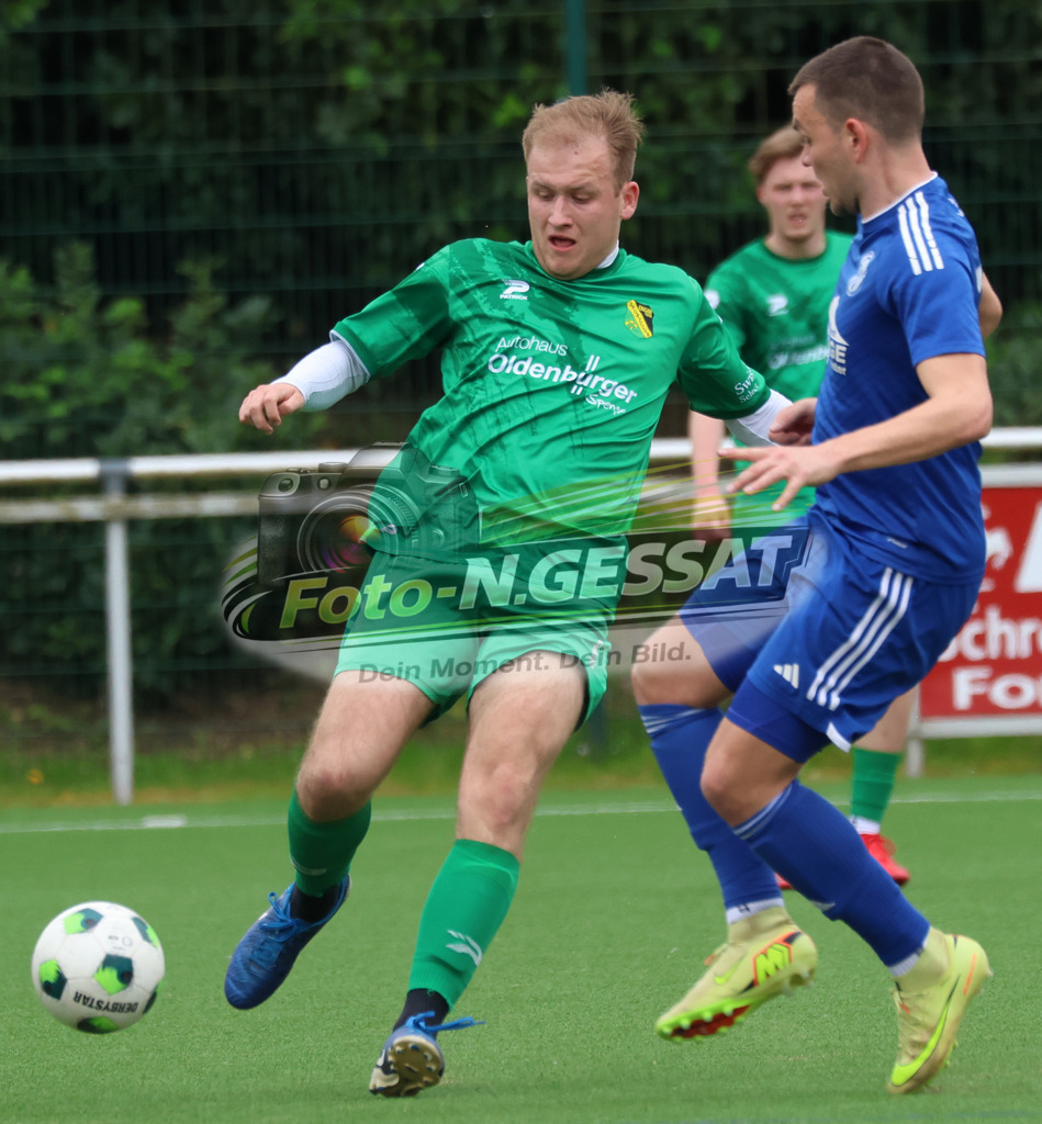 SC Enger - SV Enger-Westerenger | Auf dem Bild zu sehen: grün SC Enger: Luis Büscher ; blau SV Enger-Westerenger: Tim Deidersen SC Enger, SV Enger-Westerenger, Saison 25/26, Kreisliga A, Enger, Deutschland - Realisiert mit Pictrs.com