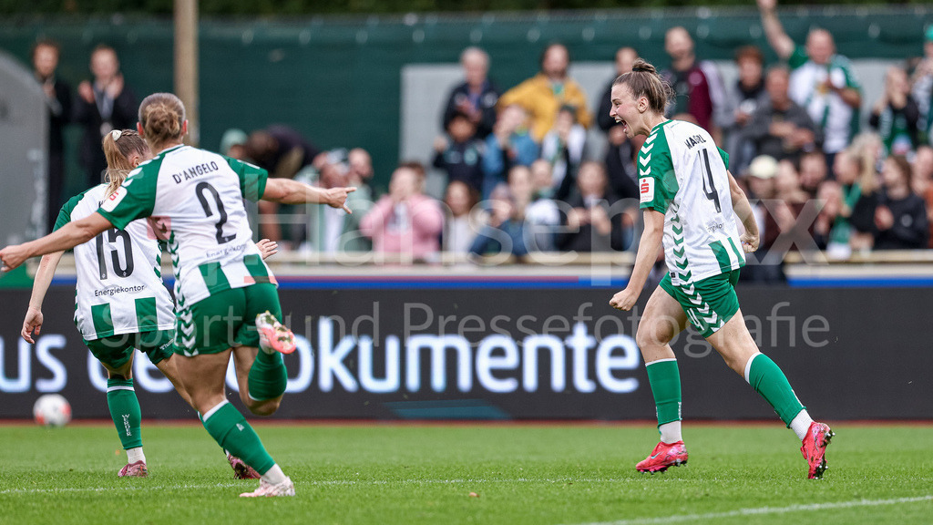 Fussball, Google Pixel Frauen-Bundesliga, SV Werder Bremen - RB Leipzig | Torschützin Julia Magerl (SV Werder Bremen, 4) mit Torjubel, Jubel, jubeln, jubelt, optimistisch, Spielszene, Highlight, Freude über das Tor zum 2:0, DIE DFB-RICHTLINIEN UNTERSAGEN JEGLICHE NUTZUNG VON FOTOS ALS SEQUENZBILDER UND/ODER VIDEOÄHNLICHE FOTOSTRECKEN. DFB REGULATIONS PROHIBIT ANY USE OF PHOTOGRAPHS AS IMAGE SEQUENCES AND/OR QUASI-VIDEO.