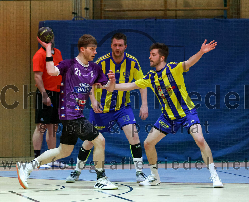 2023-03-11_027_SpVgg_Altenerding_gegen_SSG_Metten | Erding, Deutschland, 11.03.2023:
Handball, Bezirksoberliga Männer 2022 / 2023, 17. Spieltag, SpVgg Altenerding gegen SSG Metten, Endergebnis: 26:22

Severin Lößl (SpVgg Altenerding, #21), Sebastian Klima (SSG Metten, #93), Jan Friedrich (SSG Metten, #11)

Foto: Christian Riedel / fotografie-riedel.net