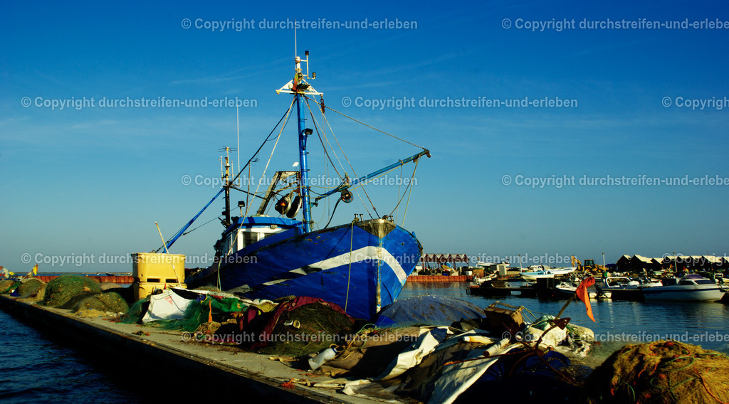 Fischerboot mit vielen Netzen im Hafen der Ilha da Culatra | Fischerboot mit vielen Netzen im Hafen der Ilha da Culatra - Realisiert mit Pictrs.com