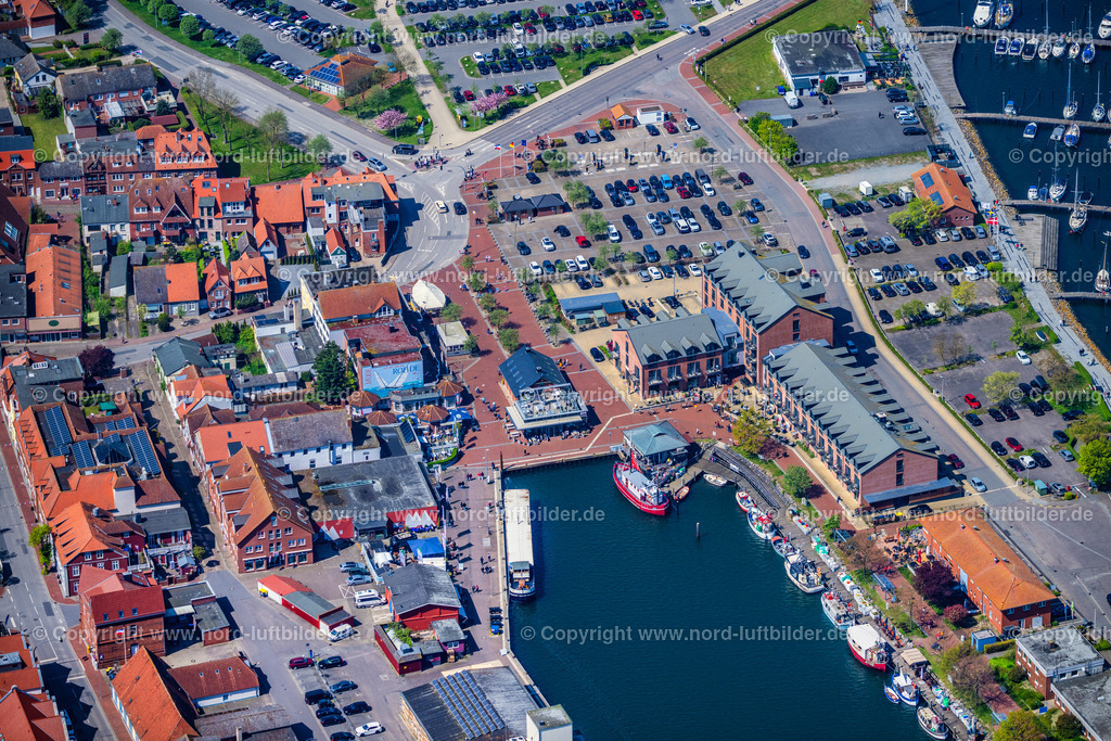 Heiligenhafen_Hafen_ELS_0287010524 | HEILIGENHAFEN 01.05.2024 Hafenanlagen an der Meeres- Küste an der Straße Am Yachthafen in Heiligenhafen an der Ostseeküste im Bundesland Schleswig-Holstein, Deutschland. // Port facilities on the seashore of the " Rettungsschuppen " on street Am Yachthafen in Heiligenhafen at the baltic sea coast in the state Schleswig-Holstein, Germany. Foto: Martin Elsen