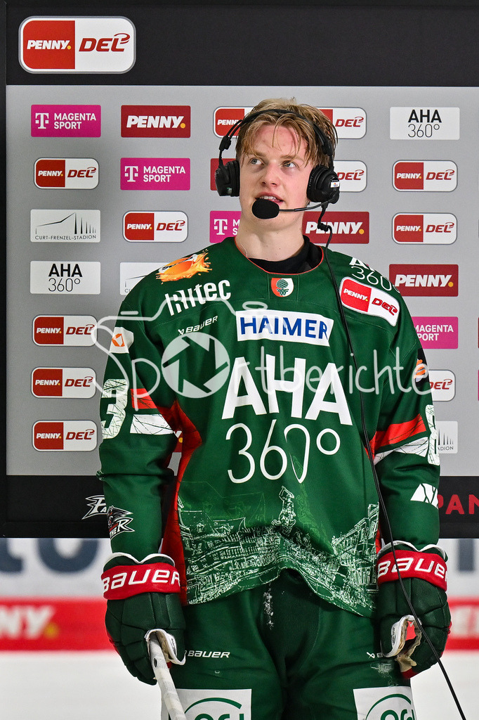 Augsburger Panther - Löwen Frankfurt | AUGSBURG, GERMANY - 16. JANUARY: im Bild Alexandre GRENIER (Augsburger Panther 82) beim Interview von MagentaSport / Einzelfoto / Freisteller während dem Match zwischen den Augsburger Panthern und den Löwen Frankfurt am 40. Spieltag der penny DEL im Curt Frenzel Stadion