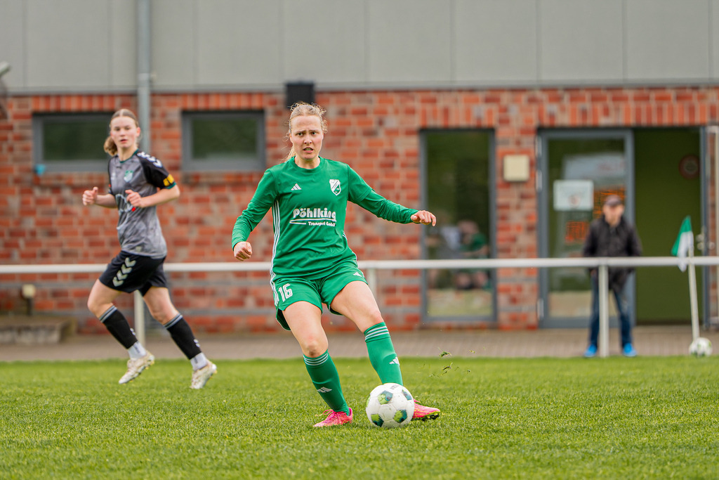 Fußball I Frauen I Saison 2025-2026 I Oberliga Niedersachsen I 19. Spieltag I TuS Lutten - TuS Büppel I 06132 | jns.sportfotos - Realisiert mit Pictrs.com