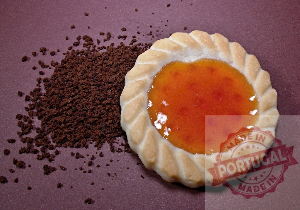 Shortbread cookie with apricot jam and instant coffee | Sweet shortbread cookie with bright apricot jam filling next to a pile of instant coffee granules - Realisiert mit Pictrs.com