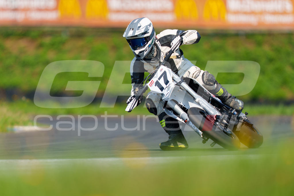 G-Cup + Supermoto Staatsmeisterschaft + Hungarian Supermoto Championship | GRIPcapture steht für authentische Sportfotografie in Österreich – für Momente, die mehr sind als Geschwindigkeit oder Ergebnis. Es geht um Emotion, Spannung, Fokus und den Augenblick, der oft nur einen Wimpernschlag dauert.Ob Motorsport, Teamsport oder 