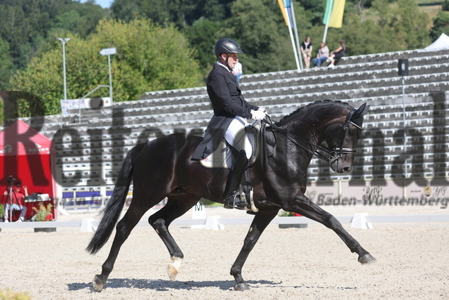 Marbach_2024_Prfg.Nr.04_Dressurprfg_Kl.S_Inter I_Rolf Eberhardt_Durello 5 (4) | Alle Fotos der Reiterjournal Fotografin Doris Matthaes im Reiterjournal Online-Fotoshop. - Realisiert mit Pictrs.com