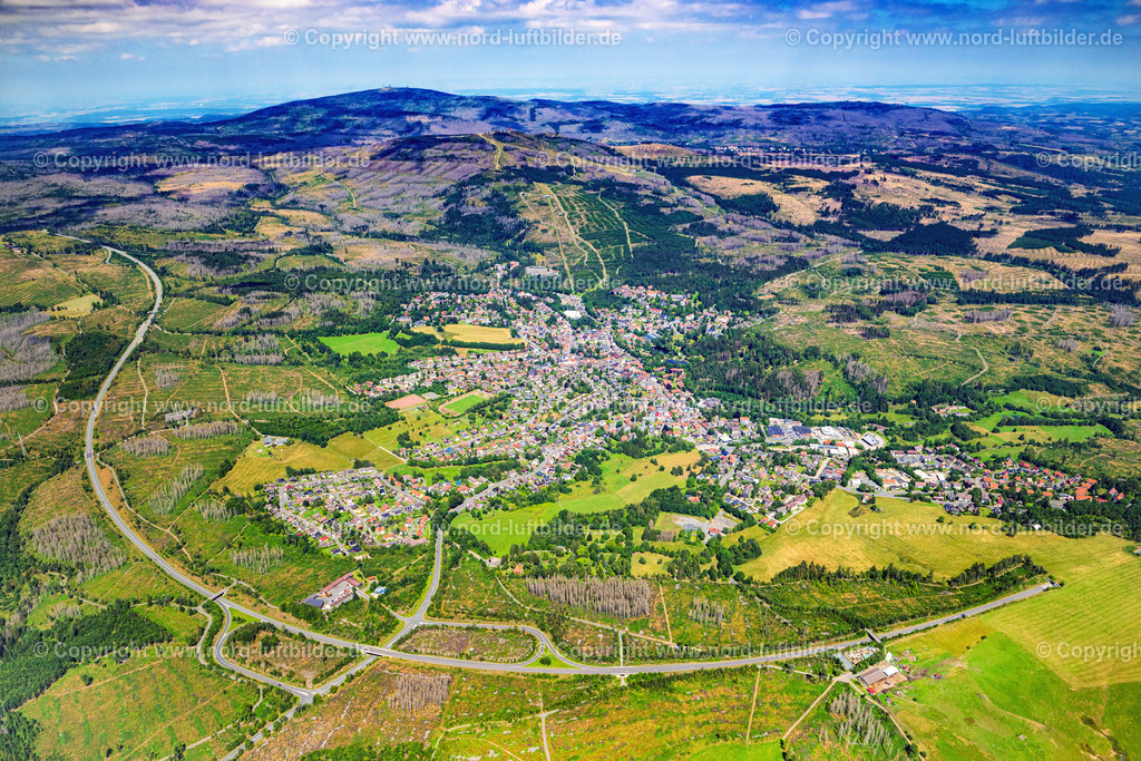 Braunlage_Wurmberg_ELS_3606060824 | BRAUNLAGE 06.08.2024 Ortsansicht der Straßen und Häuser der Wohngebiete in Braunlage mit dem Wurmberg im Hintergrund im Bundesland Niedersachsen, Deutschland. // View of the streets and houses of the residential areas in Braunlage with the Wurmberg in the background in the state of Lower Saxony, Germany. Foto: Martin Elsen
