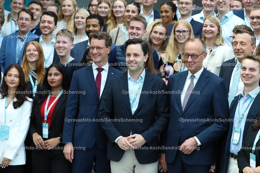 xsscx30082502021 | 30.08.2025, xsscx,  Ministerpr‰sident von Nordrhein-Westfalen Hendrik W¸st, Johannes Winkel der Landesvorsitznde der Jungen Union NRW und Bundeskanzler Friedrich Merz der Bundesrepublik Deutschland mit Mitgliedern der Jungen Union auf dem 47. Landesparteitag der CDU Nordrhein-Westfalen mit dem Motto - SO! geht kommunal - im World Conference Center in Bonn Nordrhein-Westfalen Deutschland