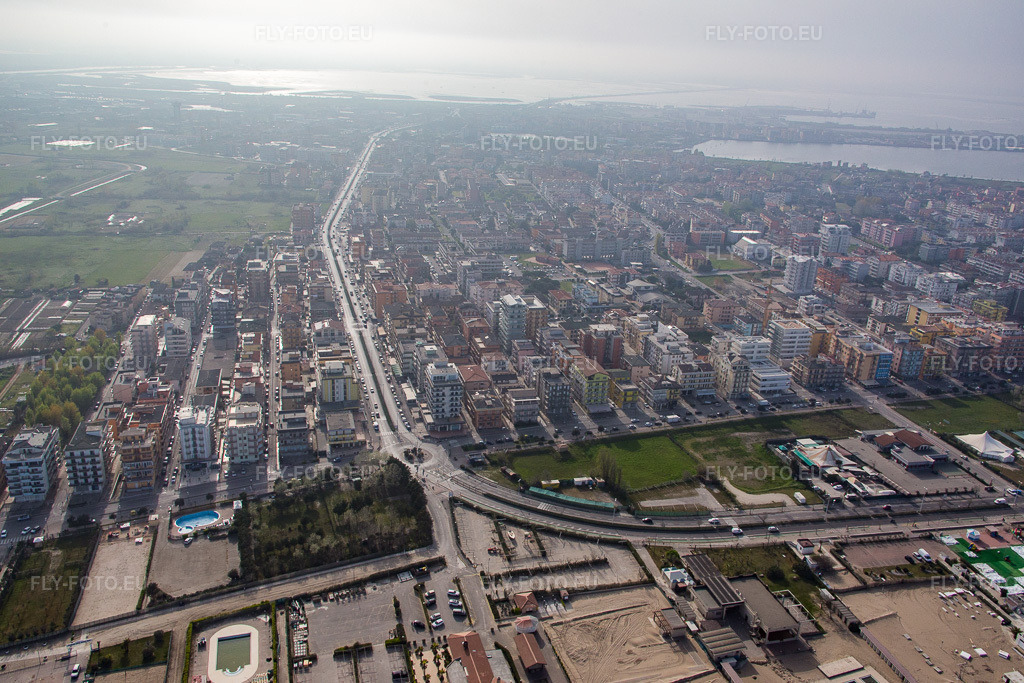 Vue aérienne: Sottomarina di Chioggia à Chioggia dans le département Vénétie, Italie. Photo: IMG_087417.jpg prise le 06/04/2016 par Werner Riehm/FLY-FOTO.eu – Résolution de l'original: 5472 x 3648 px