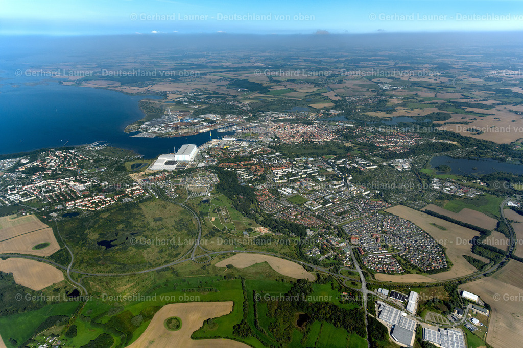 4062170 | WISMAR 08.09.2021 Gesamtübersicht und Stadtgebiet mit Außenbezirken und Innenstadtbereich an der Ostseeküste in Wismar an der Ostseeküste im Bundesland Mecklenburg-Vorpommern, Deutschland. Weiterführende Informationen bei: Hansestadt Wismar. // General overview and urban area with outskirts and inner city area on the Baltic Sea coast in Wismar on the Baltic Sea coast in the state Mecklenburg-West Pomerania, Germany. Further information at: Hansestadt Wismar. Foto: Gerhard Launer