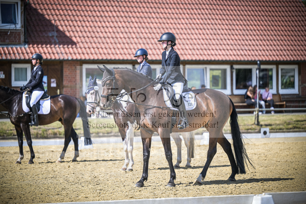 DOS_7390 | Entdecke hochwertige Reitturnierfotos von Foto Oger. Professionell, emotional und authentisch – jetzt Lieblingsmomente im Shop bestellen.Deutschlandweite Turnierfotografie. - Realisiert mit Pictrs.com
