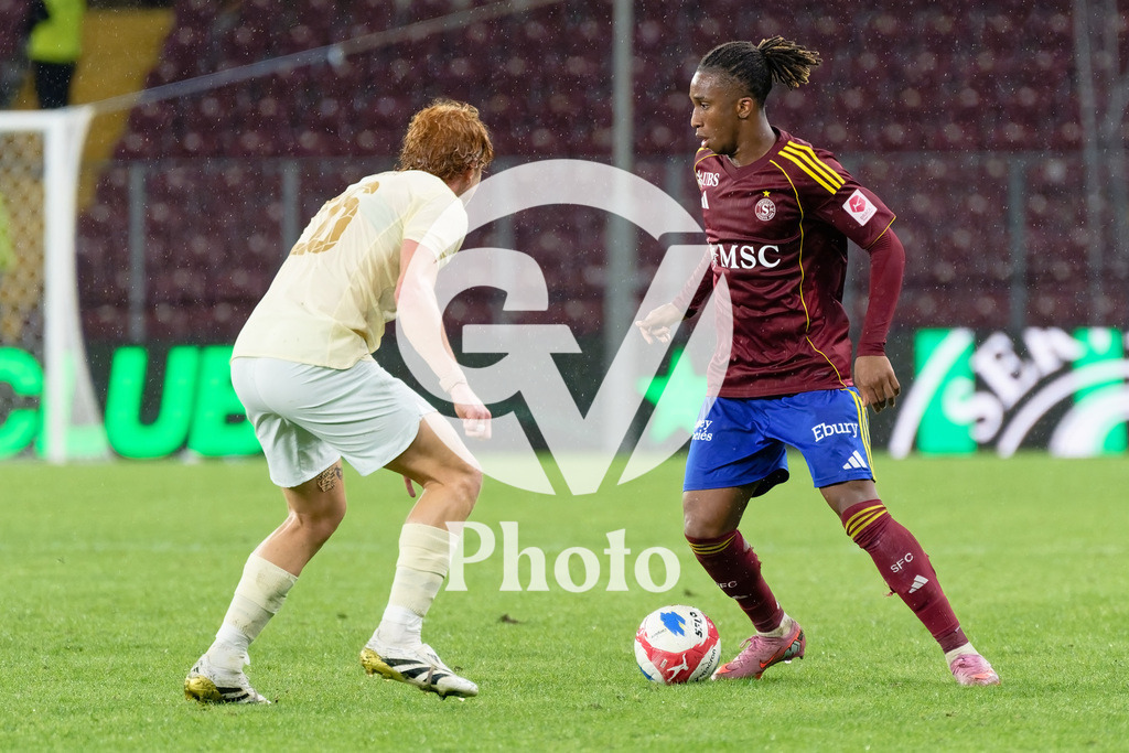 UEFA Conference League Play-offs 2nd leg - Servette FC v FC Shakhtar Donetsk | Keyan Varela (29 Servette FC) controls the ball (action)  during the UEFA Conference League Play-offs 2nd leg match between Servette FC and FC Shakhtar Donetsk at Stade de Geneve in Geneva, Switzerland