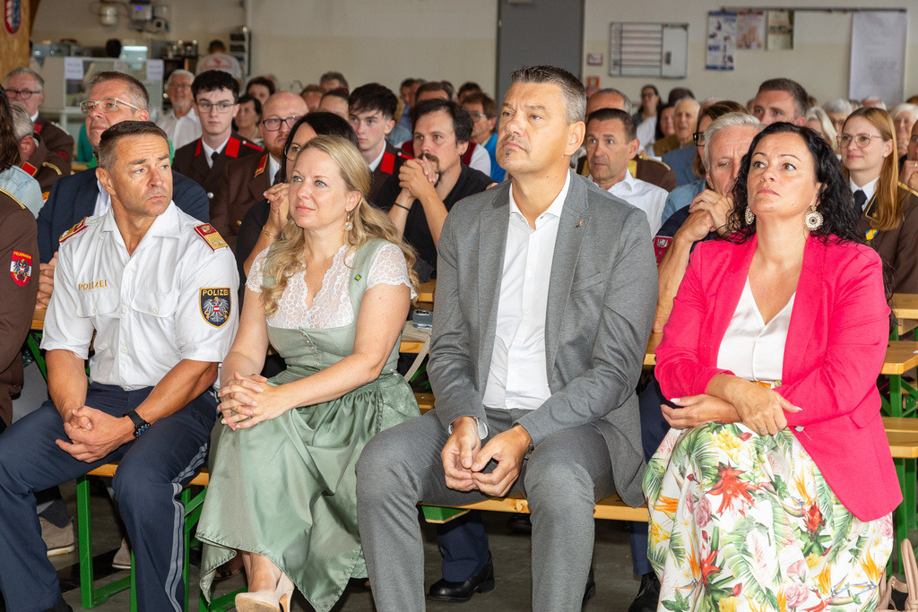 37_Ansprachen - Ehrungen_037 | Fotodoku der Festmesse im FF-Haus Loosdorf anlässlich der Fahrzeugweihe und in Dienststellung der neuen Einsatzfahrzeuge der FF-Loosdorf.