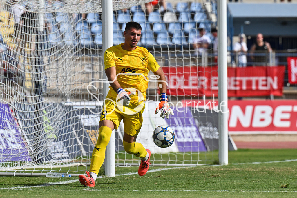 Papohs FC U19 - FC Bayern München U19 | am Ball Petros PETROU (Paphos FC U19 99) / Einzelfoto / Freisteller / UEFA Youth League: Paphos FC U19 - FC Bayern München U19; Stelios Kyriakides Stadium am 30.09.2025