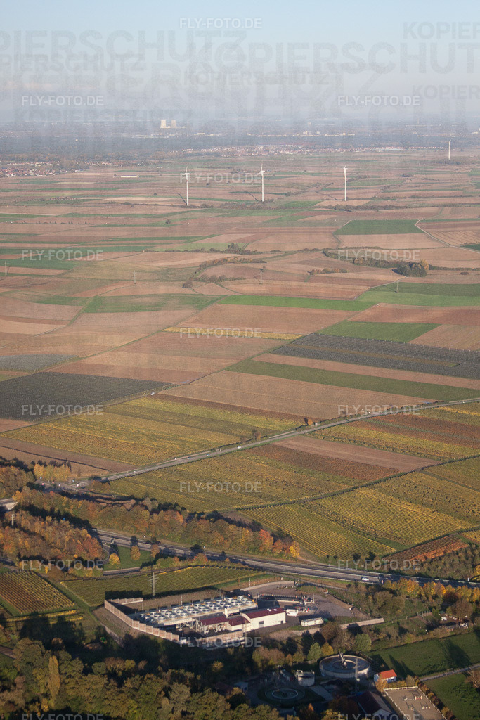 Energiewende: Vorne Geothermiekraftwerk, dahinter Windräder von Offenbach an der Queich und am Horizont die Kühltürme des AKW Philippsburg | Luftbild: Energiewende: Vorne Geothermiekraftwerk, dahinter Windräder von Offenbach an der Queich und am Horizont die Kühltürme des AKW Philippsburg in Insheim im Bundesland Rheinland-Pfalz in Deutschland. Foto: IMG_60581.jpg vom 24.10.2013 durch Werner Riehm/FLY-FOTO.de - Realisiert mit Pictrs.com