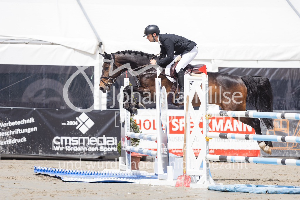 2605_MayDays_8_Youngster-M1-822 | Deine schönsten Turniermomente als professionelle Fotos! Entdecke hochwertige Pferdesport-Fotografie im Online-Shop. Jetzt Fotos finden & bestellen!