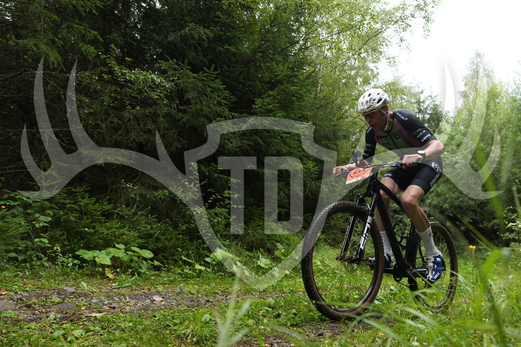 A6703379 | Fotogalerie der Treibjagd im Dunkelwald - Dein MTB Etappenrennen im Erzgebirge - Realisiert mit Pictrs.com