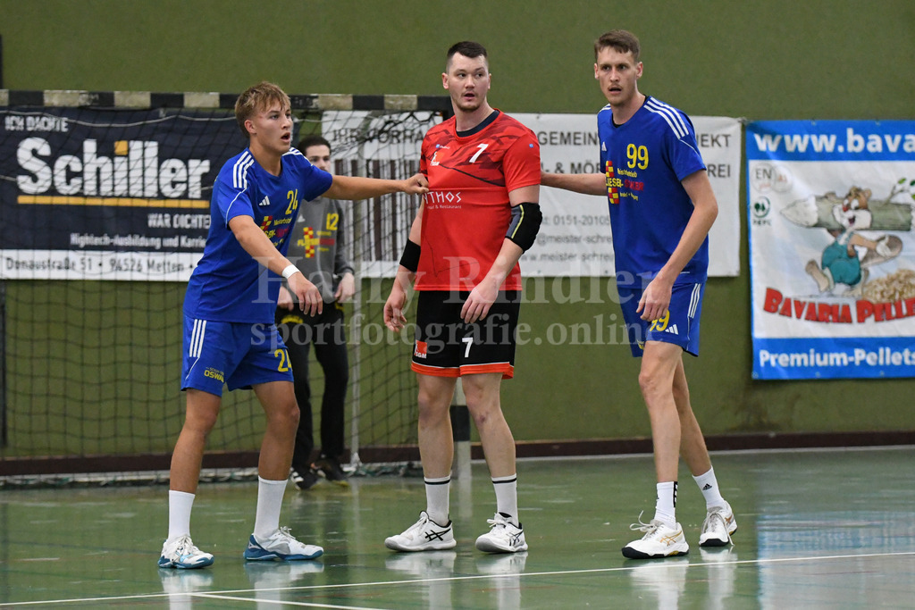 SSG Metten :  SG Moosburg   | Leonard Reiszky (SSG Metten #24) und Patrick Sigl (SSG Metten #99) gegen Bölling, Marius (SG Moosburg #7) - Realisiert mit Pictrs.com