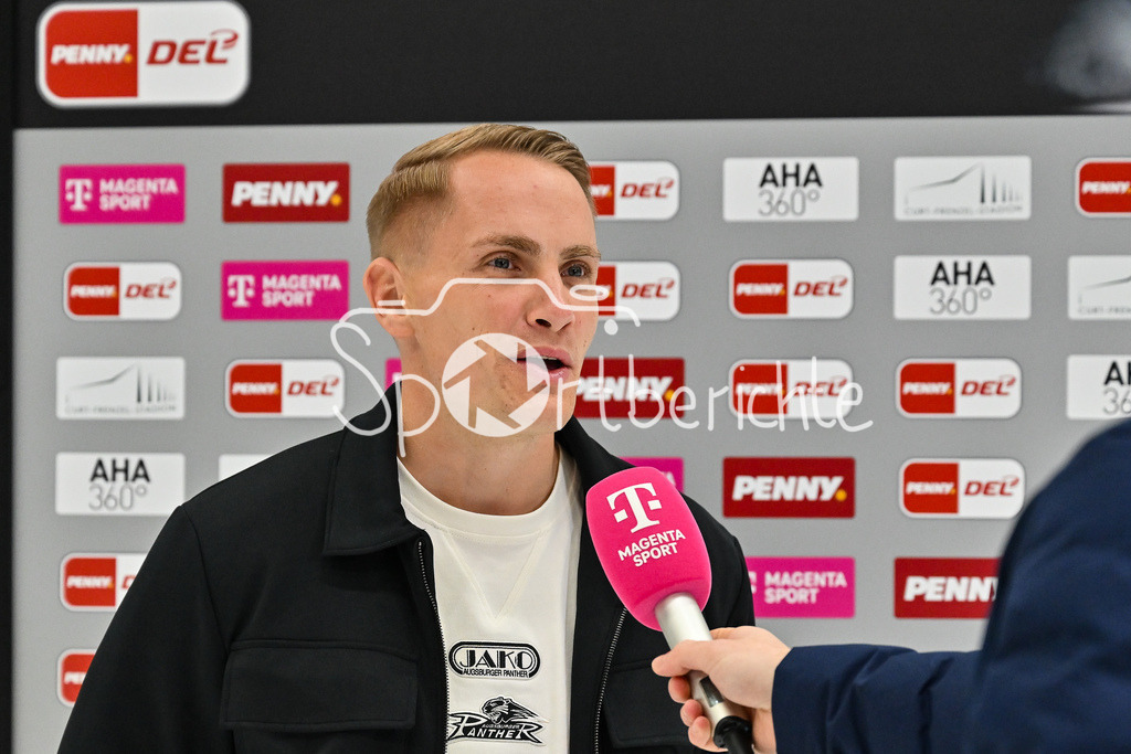 Augsburger Panther - Kölner Haie | Im Bild Markus KELLER - Teammanager der Augsburger Panther - beim Interview mit MagentaSport / Magenta Sport / Einzelfoto / Freisteller / DEL: Augsburger Panther - Kölner Haie; Curt Frenzel Stadion am 26.09.2025
