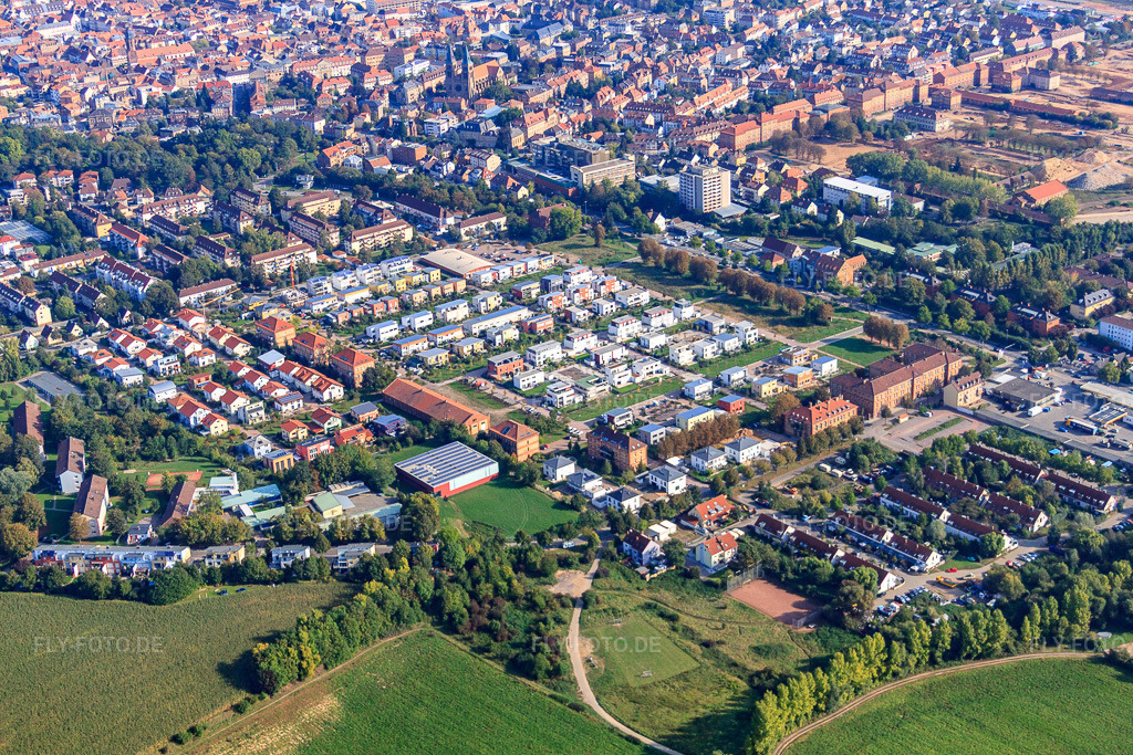 Luftbild: Quartier Vauban aus Südwesten mit Grundschule Süd Landau und Die Freie Montessori Schule Landau in Landau in der Pfalz im Bundesland Rheinland-Pfalz in Deutschland. Foto: IMG_45461.jpg vom 24.09.2011 durch Werner Riehm/FLY-FOTO.deAuflösung des Originals: 4752 x 3168 pxGS-SUED-LD.DE