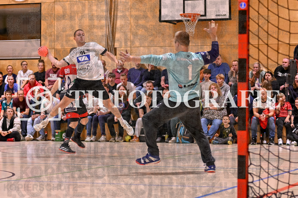 GER, SG Maulburg/Steinen - HSG Dreiland, Handball, Landesliga Suedbaden, 4. Spieltag, Saison 2024/2025, 12.10.2024 | Yannick Sain (HSG Dreiland, #21) springt und wirf den Ball richtung Tor von Rubens Freuschle (SG Maulburg/Steinen, #01)GER, SG Maulburg/Steinen - HSG Dreiland, Handball, Landesliga Suedbaden, 4. Spieltag, Saison 2024/2025, 12.10.2024Foto: TH Fotografie/Thomas Hess