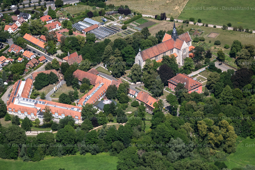 4036228 | BRAUNSCHWEIG 31.07.2020 Gebäudekomplex des ehemaligen Klosters und heutigen MMI Marketing Management Institut GmbHund der Kirche Klosterkirche Riddagshausen in Braunschweig im Bundesland Niedersachsen, Deutschland. // Building complex of the former monastery and today's MMI Marketing Management Institute GmbH and the church Klosterkirche Riddagshausen in Braunschweig in the state Lower Saxony, Germany. Foto: Gerhard Launer