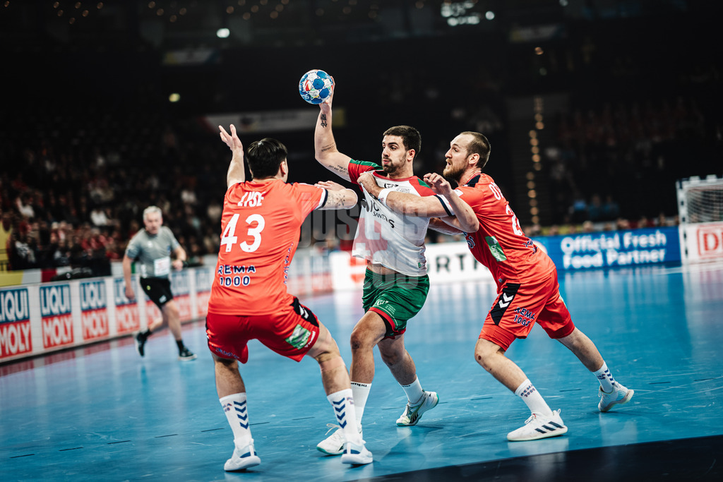 Handball | Herren | EHF EURO 2024 | European Championshop Men 2024 Final Tournament | Norwege vs. Portugal | 17.01.2023 | Martim Costa (#79, Portugal, POR) gegen Simen Ulstad Lyse (#43, Norwegen, NOR) links und Christian O'Sullivan (#24, Norwegen, NOR) rechts