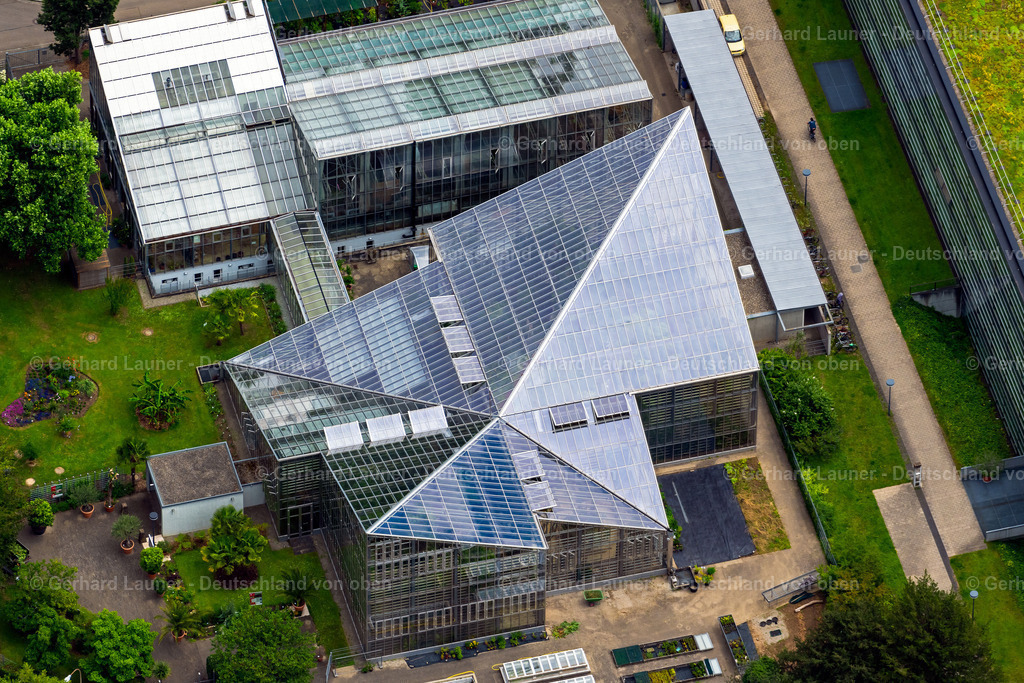 4032895 | FREIBURG IM BREISGAU 30.06.2020 Gewächshaus - Koplex des Botanische Garten Freiburg in Freiburg im Breisgau im Bundesland Baden-Württemberg, Deutschland. Weiterführende Informationen bei: Botanischer Garten. // Greenhouse - complex of the Botanical Garden Freiburg in Freiburg im Breisgau in the state Baden-Wurttemberg, Germany. Further information at: Botanischer Garten. Foto: Gerhard Launer